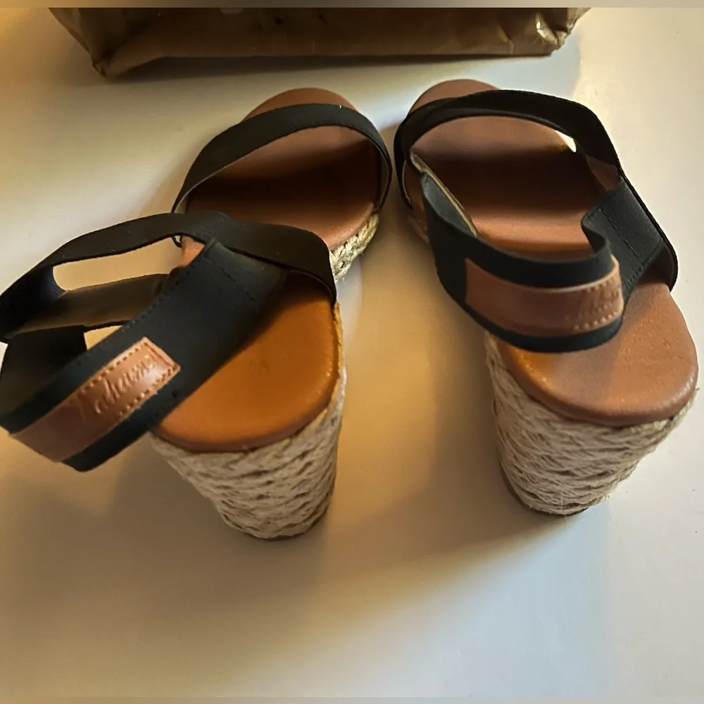 Tommy Bahama Black Wedge Sandals - Size 7 - Picture 3 of 9